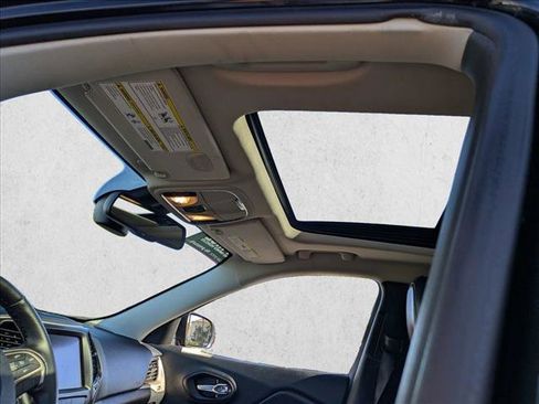 Used 2016 Jeep Cherokee Limited image 21