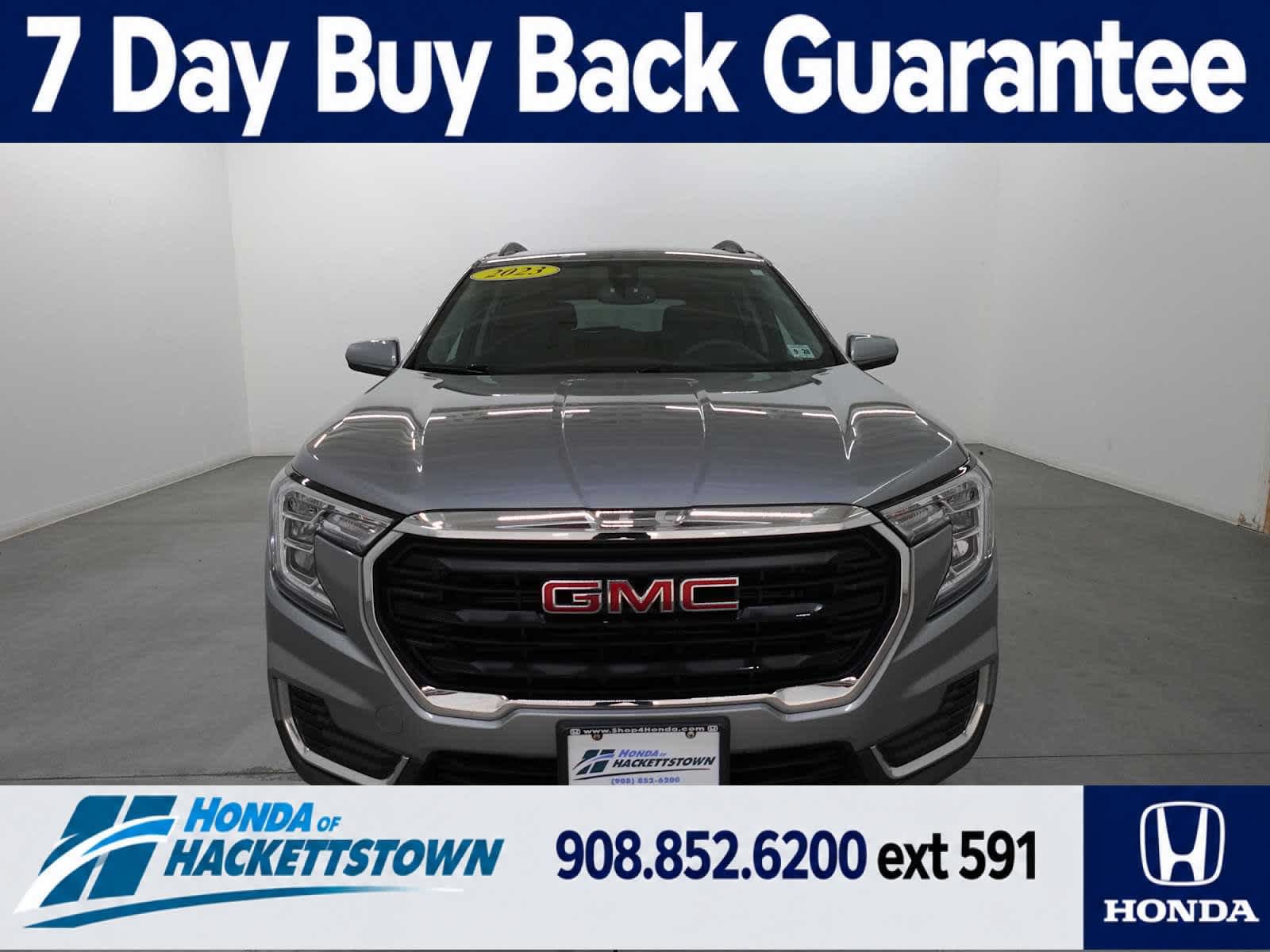 Used 2023 GMC Terrain SLE w/ Driver Convenience Package FWD image 2