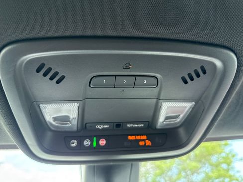 Used 2022 Chevrolet Traverse LT FWD image 37