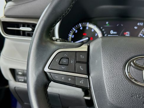 Used 2022 Toyota Highlander XLE FWD image 16