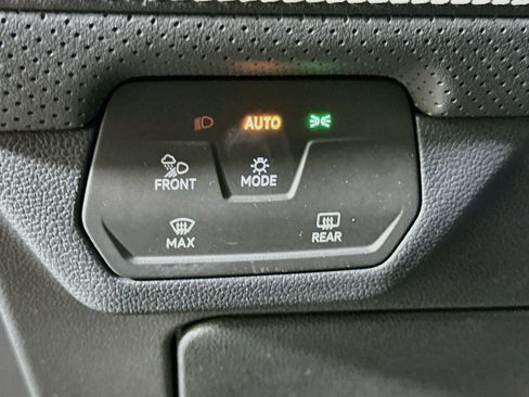 Used 2025 Volkswagen Atlas SE AWD/4WD image 17