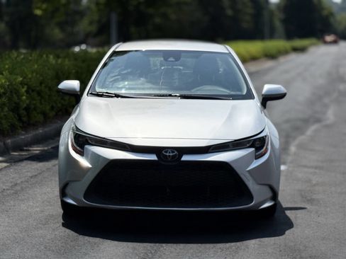 Used 2021 Toyota Corolla LE w/ LE Convenience Package FWD image 4