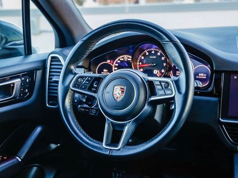 Used 2023 Porsche Cayenne Platinum Edition image 16