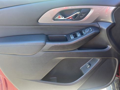 Used 2023 Chevrolet Traverse LT image 11