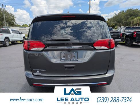 Used 2019 Chrysler Pacifica Touring-L FWD image 4