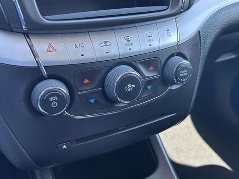 Used 2020 Dodge Journey SE w/ SE Popular Equipment Group FWD image 23