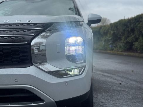 Used 2024 Mitsubishi Outlander 4WD Plug-In Hybrid image 3