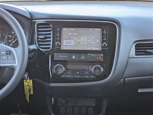 Used 2018 Mitsubishi Outlander ES image 18