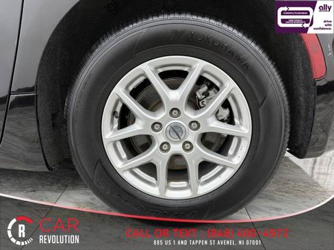 Used 2024 Chrysler Pacifica Touring-L FWD image 14