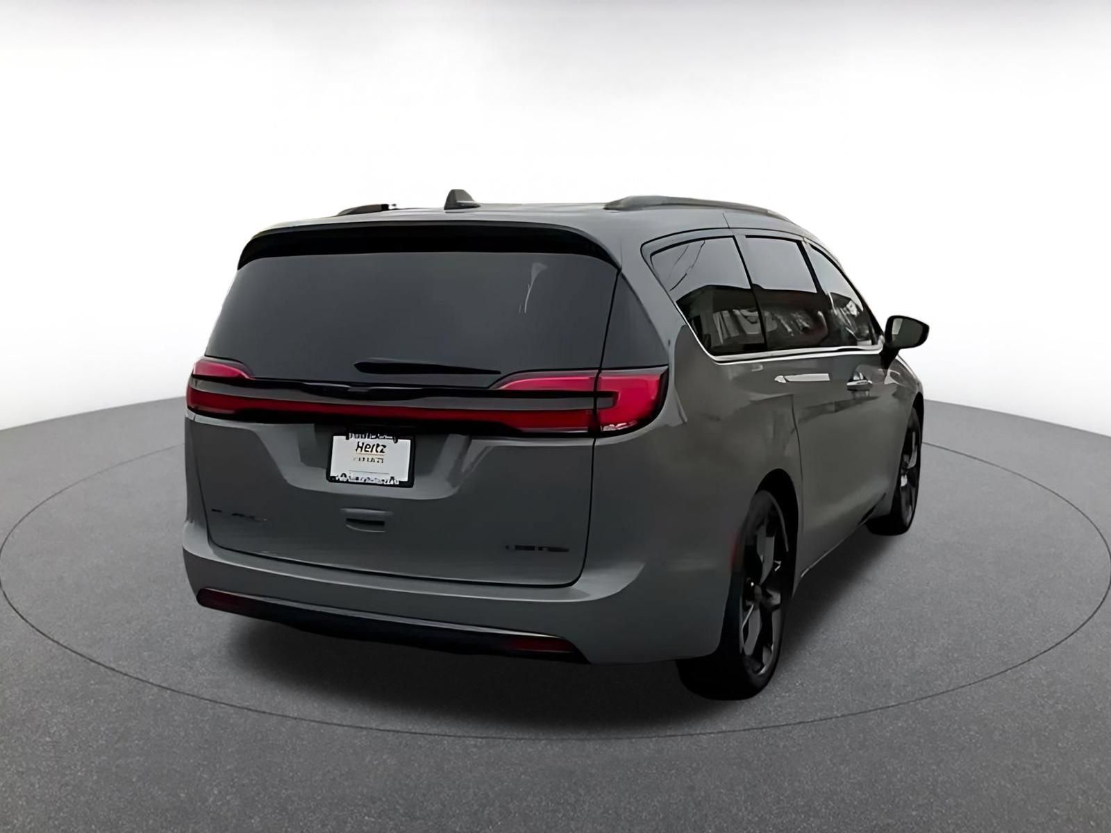 Used 2025 Chrysler Pacifica Limited FWD image 13