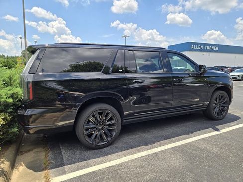 Used 2025 Cadillac Escalade ESV Sport Platinum AWD/4WD image 4