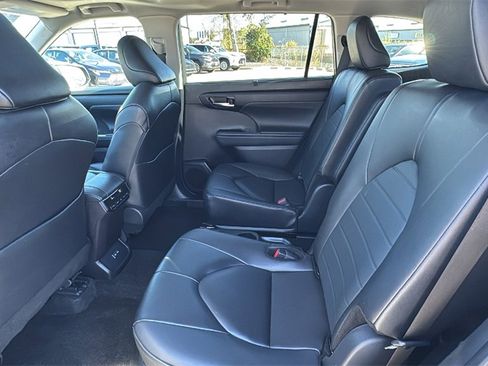 Certified 2024 Toyota Highlander XLE image 24