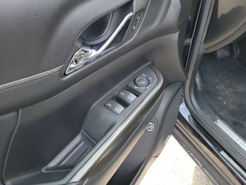 Used 2023 GMC Acadia SLT image 11