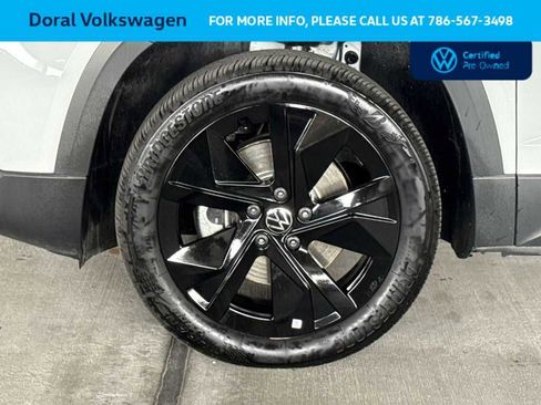 Used 2025 Volkswagen Taos SE FWD image 11