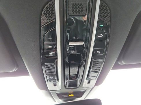 Used 2022 Porsche Cayenne Platinum Edition image 25