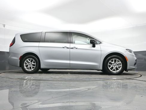 Used 2024 Chrysler Pacifica Touring-L image 25