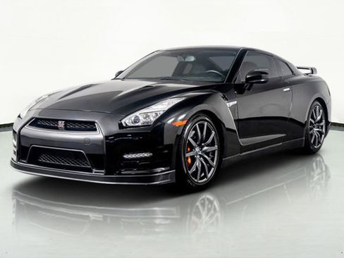 Used 2015 Nissan GT-R Premium image 19