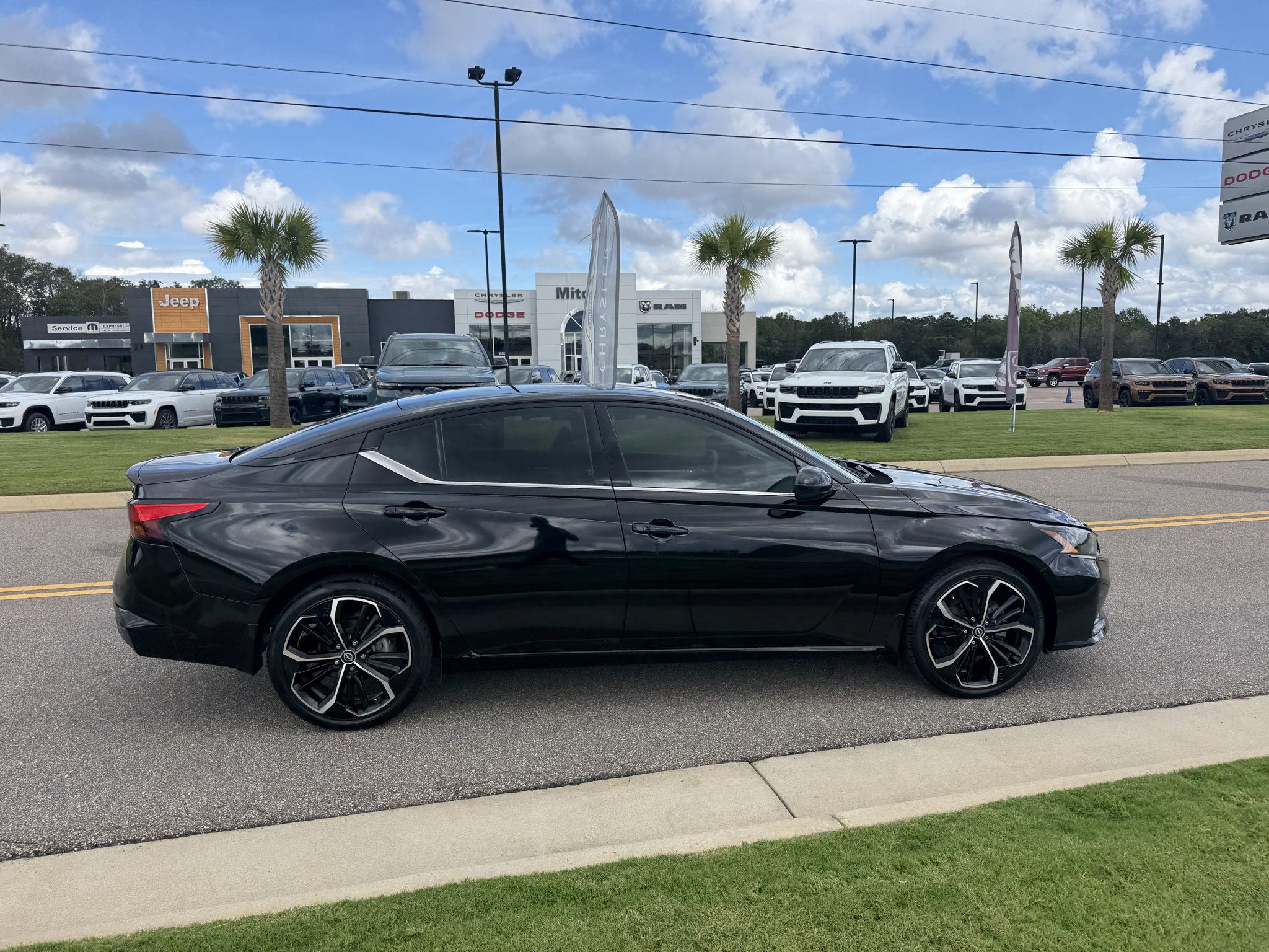 Used 2023 Nissan Altima 2.5 SR w/ SR Premium Package AWD/4WD image 3
