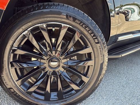Used 2021 Cadillac Escalade Premium Luxury RWD image 29