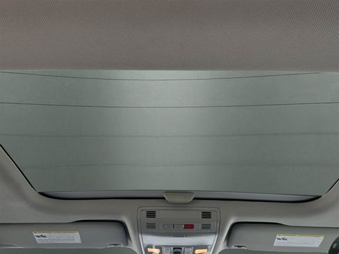 Used 2025 Volkswagen Jetta SE FWD image 17