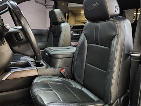 Used 2019 Chevrolet Silverado 1500 High Country w/ Technology Package AWD/4WD image 12