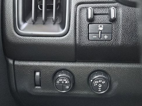 Used 2019 Chevrolet Colorado ZR2 w/ ZR2 Dusk Special Edition image 18