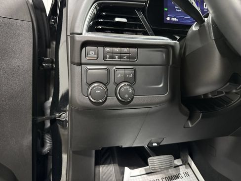 Used 2025 Chevrolet Suburban LS RWD image 18