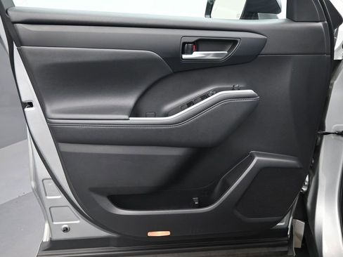 Used 2021 Toyota Highlander XSE FWD image 4