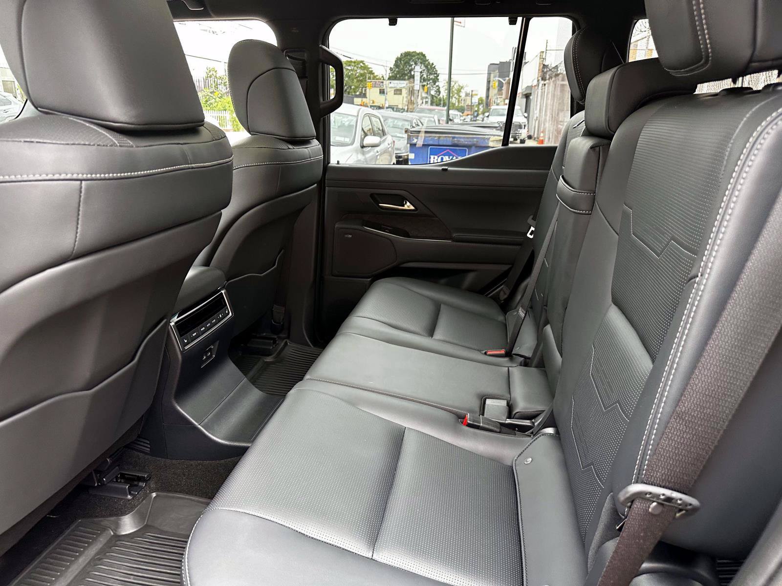 Used 2025 Lexus GX 550 w/ Accessory Package (2T) AWD/4WD image 18