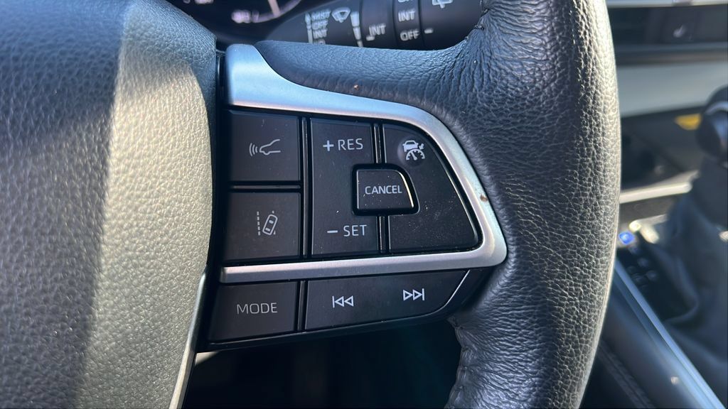 Certified 2025 Toyota Sienna XLE FWD image 22