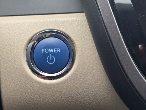 Used 2020 Toyota Camry XLE image 19