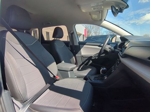 Used 2024 Volkswagen Taos SE image 30