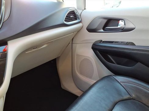 Used 2022 Chrysler Pacifica Touring-L image 21