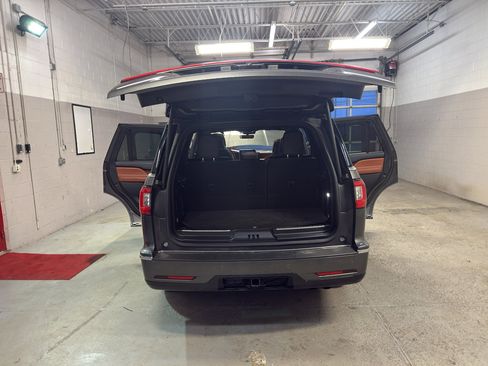 Used 2018 Lincoln Navigator Reserve w/ Technology Package AWD/4WD image 12