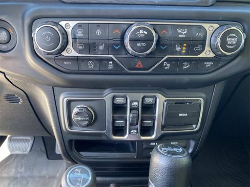 Used 2018 Jeep Wrangler Unlimited Sahara image 21
