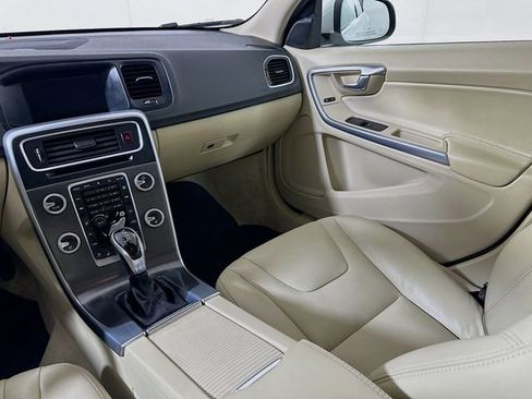 Used 2016 Volvo V60 T5 Platinum image 25