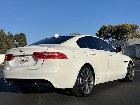 Used 2017 Jaguar XE Prestige RWD image 4
