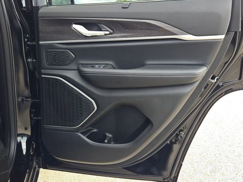 New 2025 Jeep Grand Cherokee Limited w/ Luxury Tech Group II image 13