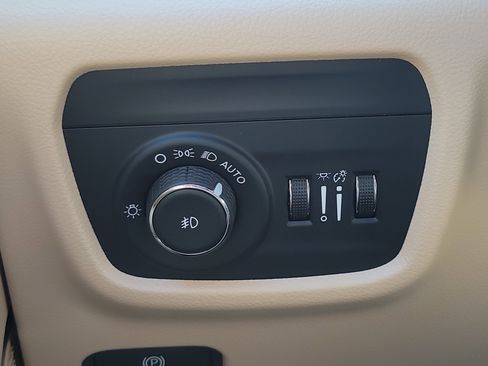 Used 2024 Jeep Grand Cherokee Limited w/ Luxury Tech Group II image 26