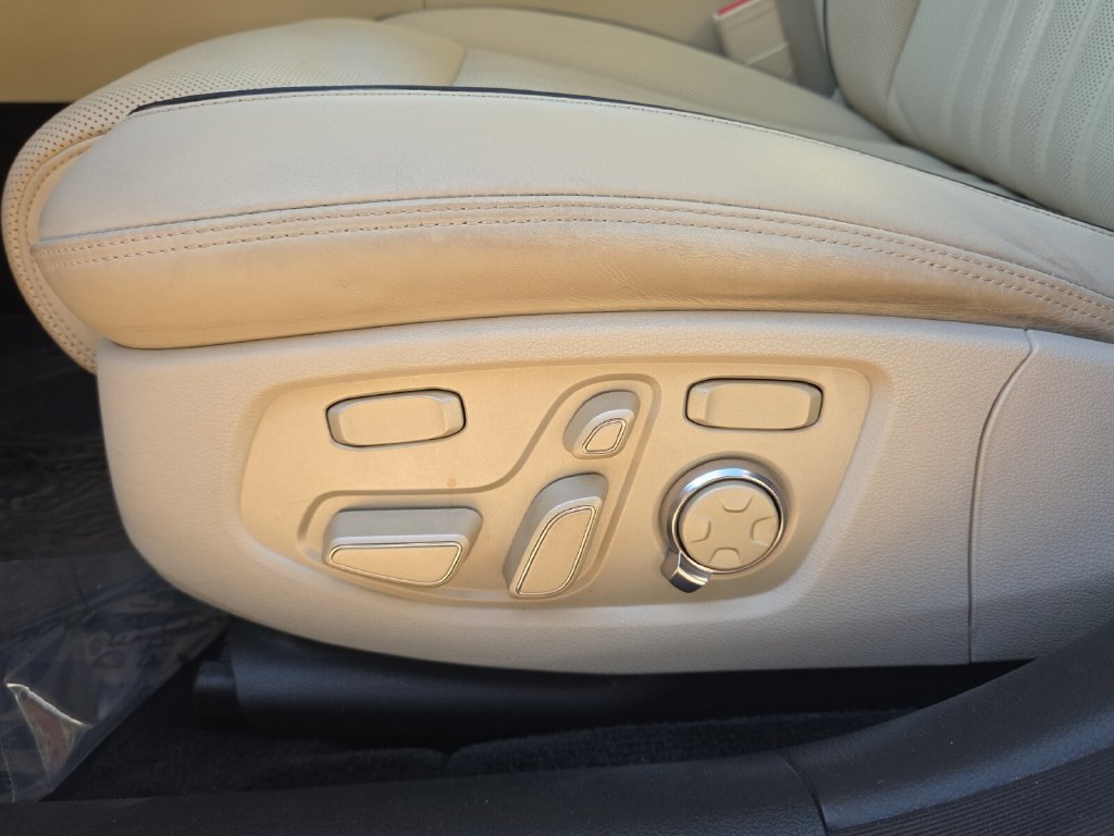 Used 2017 Genesis G90 3.3T Premium RWD image 11