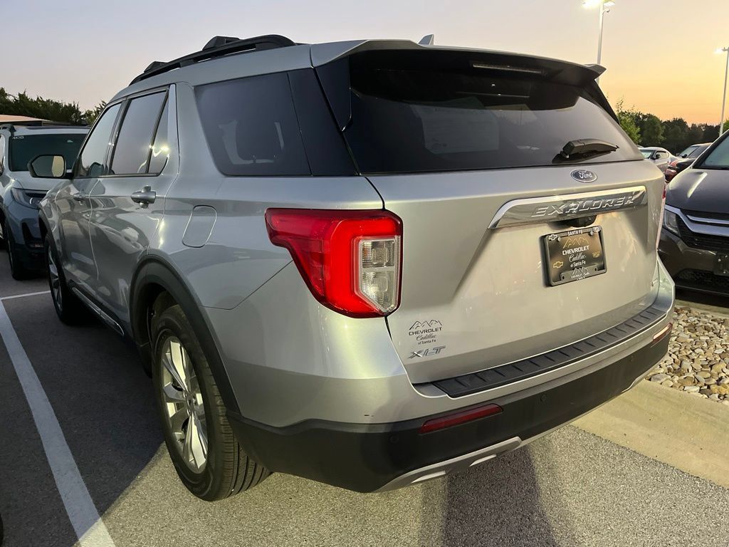 Used 2020 Ford Explorer XLT w/ Equipment Group 202A AWD/4WD image 3