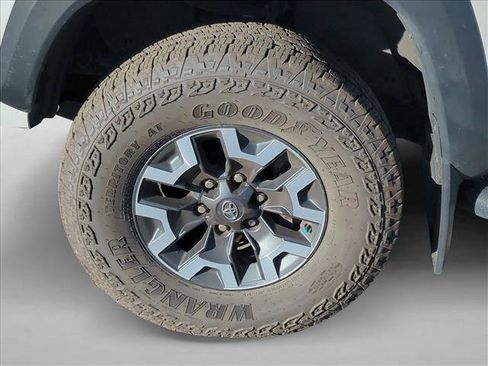 Used 2022 Toyota Tacoma TRD Off-Road image 21