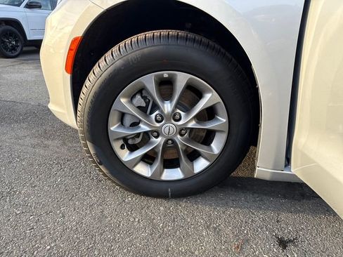 New 2026 Chrysler Pacifica Select image 29