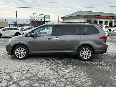 Used 2017 Toyota Sienna XLE Premium image 5