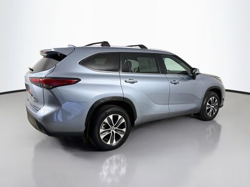 Used 2023 Toyota Highlander XLE AWD/4WD image 8