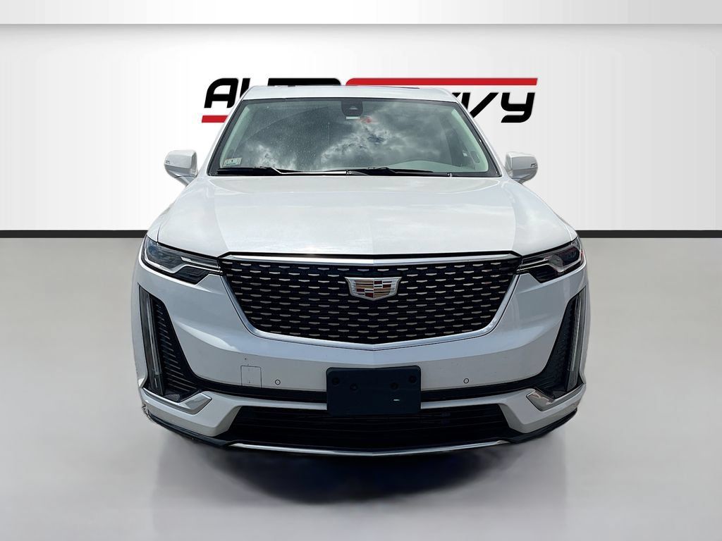 Used 2024 Cadillac XT6 Premium Luxury AWD/4WD image 2