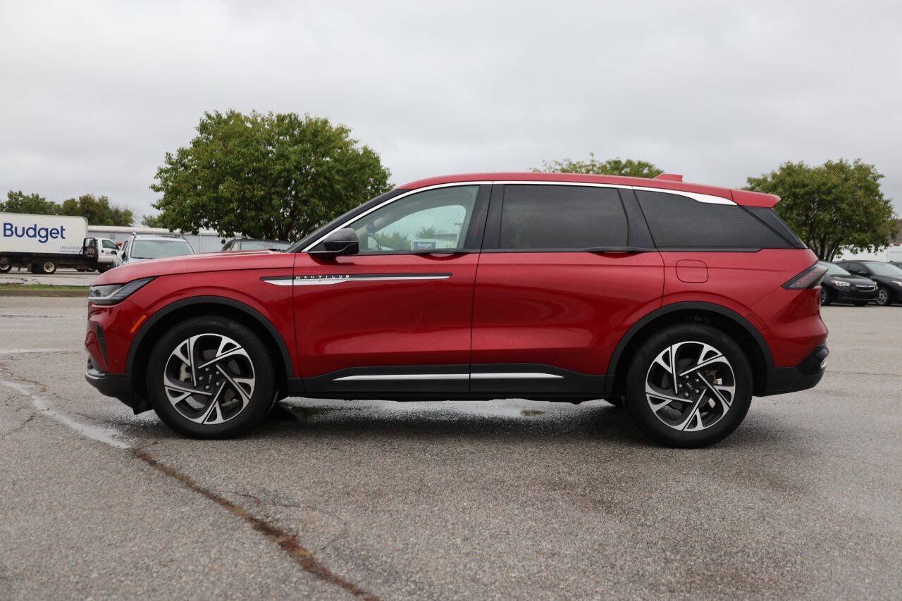 Used 2024 Lincoln Nautilus Premier AWD/4WD image 8