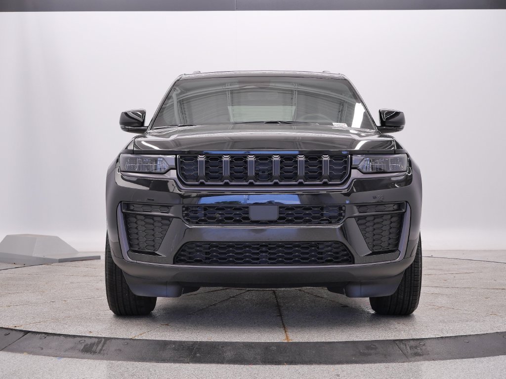 Used 2026 Jeep Grand Cherokee Altitude AWD/4WD image 8