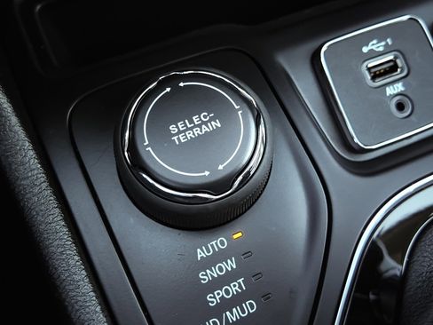 Used 2020 Jeep Cherokee Latitude Plus image 13