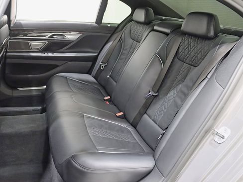 Used 2022 BMW 750i xDrive w/ Executive Package AWD/4WD image 32